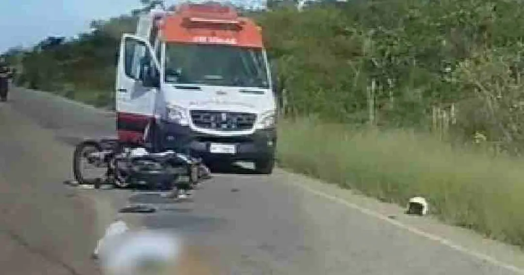 Batida entre carro e motocicleta deixa jovem morto e outro ferido no Sudoeste baiano