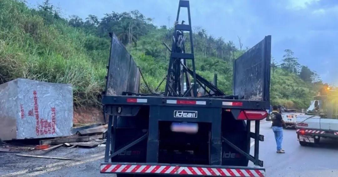 Motorista morre em acidente com caminhão carregado com granito no Extremo Sul baiano