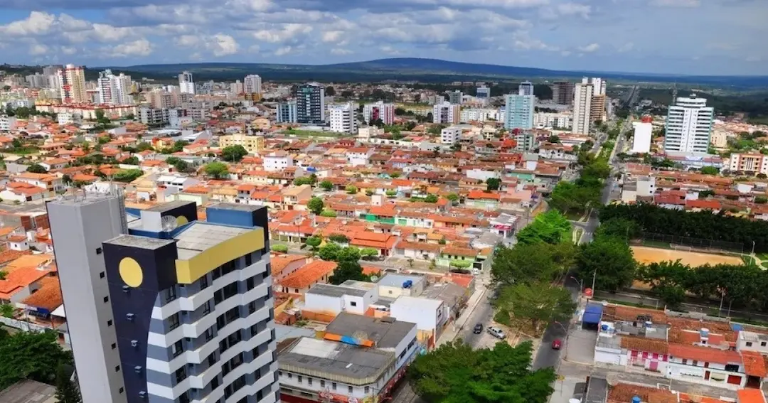 Vitória da Conquista lidera buscas por passagens aéreas na Bahia para as férias de julho