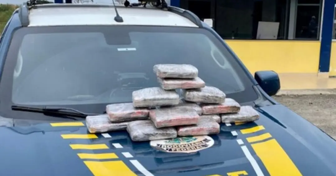 PRF apreende 8 kg de maconha em ônibus na BR-116, em Poções