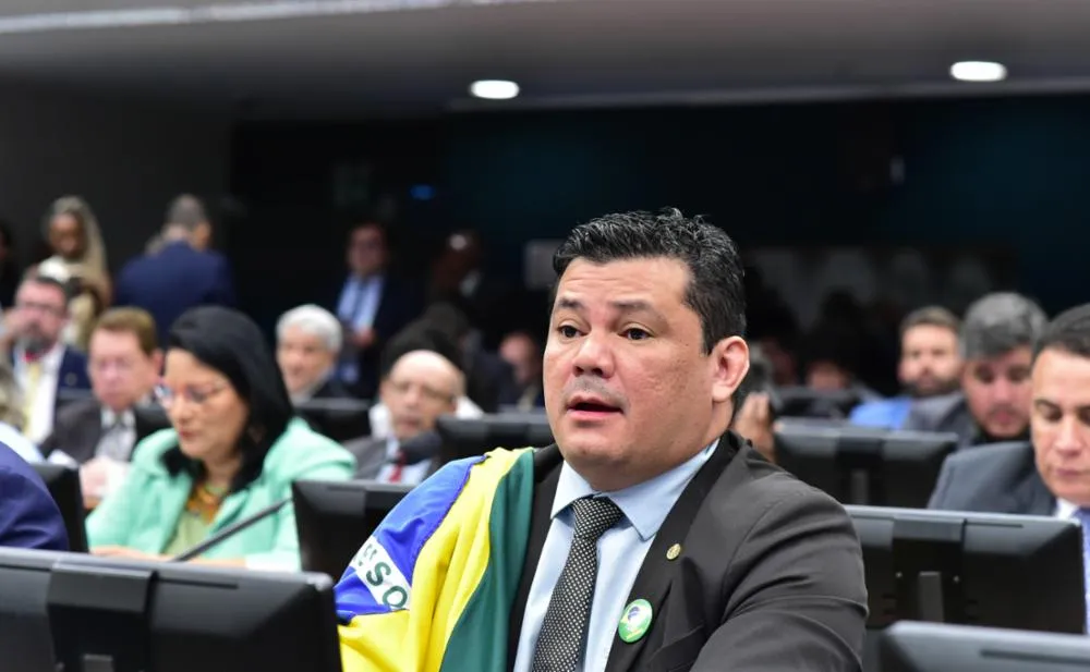 Deputado que chamou ministra Gleisi Hoffman de amante tem mandato suspenso