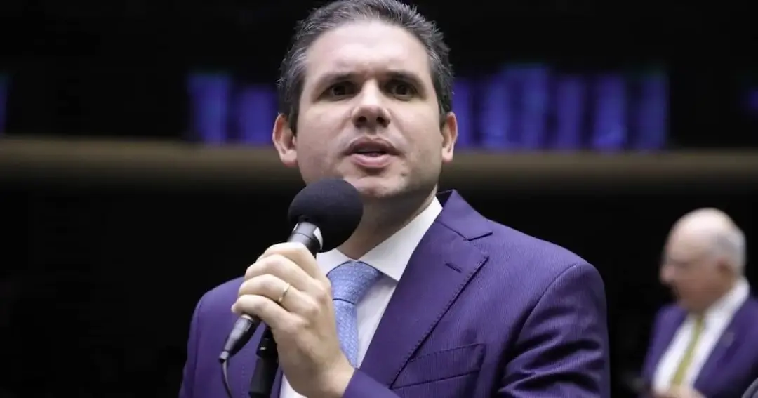 Hugo Motta critica Eduardo Bolsonaro por ações nos EUA: “Não pode comprometer a economia do Brasil”