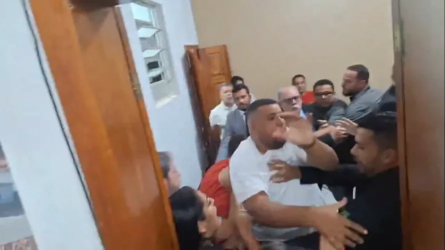 Sessão da Câmara de Itambé termina em confusão após protesto de servidores