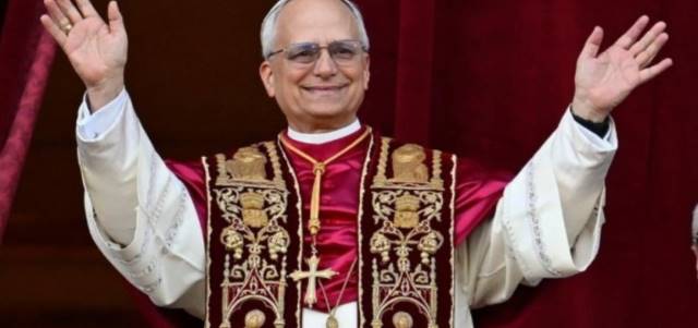 Papa Leão XIV brinca com inexperiência no quinto dia de pontificado