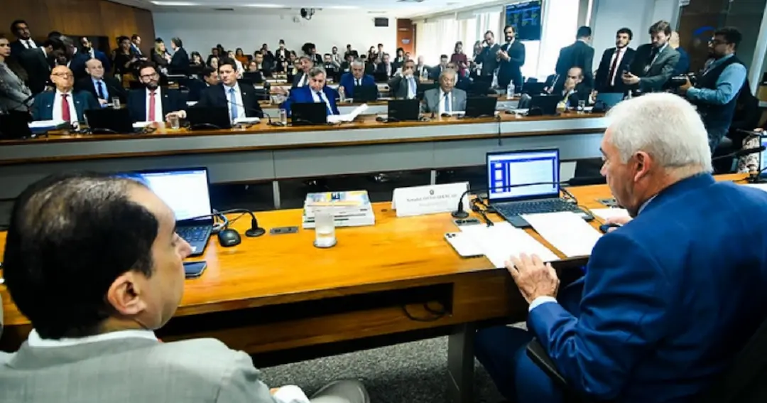 CCJ aprova fim da reeleição de todos os cargos, coincidência de eleições e redução do mandato de senador de 8 para 5 anos