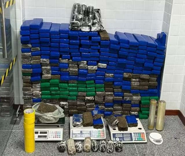 Mulher é presa com mais de 300 tabletes de maconha e explosivos em casa no centro de Feira de Santana