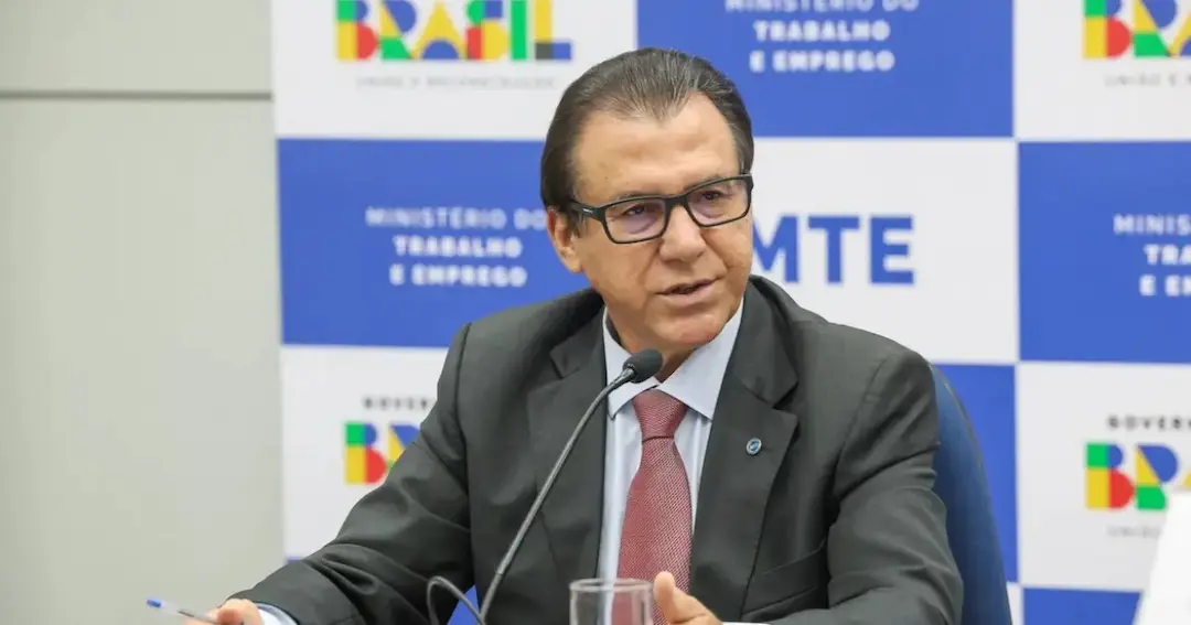 Ministro do Trabalho defende mudança de jornada máxima de trabalho para 5×2: “6×1 cruel”