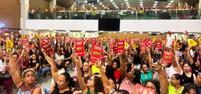 Professores de Salvador mantêm greve e rejeitam proposta de reajuste da prefeitura