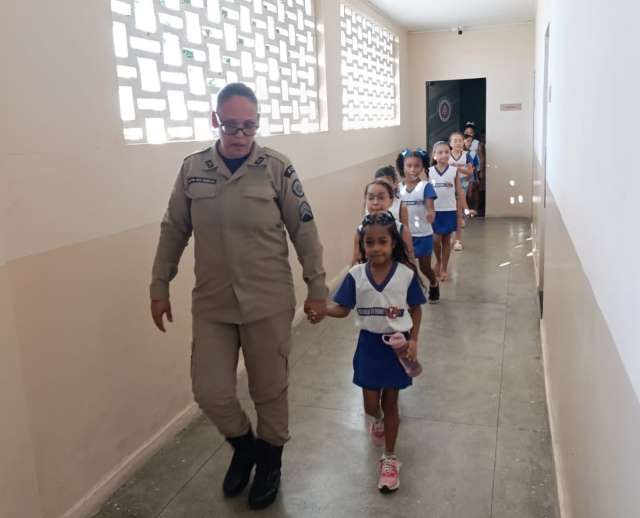 Pequenos cidadãos em uma grande missão: alunos da Escola Lunolândia exploram o Quartel da 8ª CIPM!