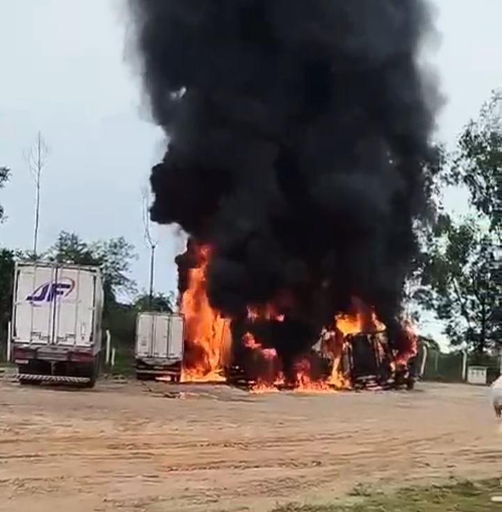 Incêndio atinge caminhões da JBS em Itapetinga neste domingo