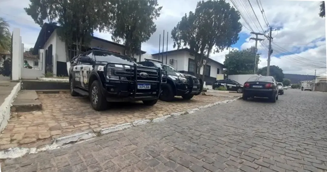 VÍDEO: Bandidos amarram pai e filha e roubam R$ 40 mil em fazenda no interior baiano
