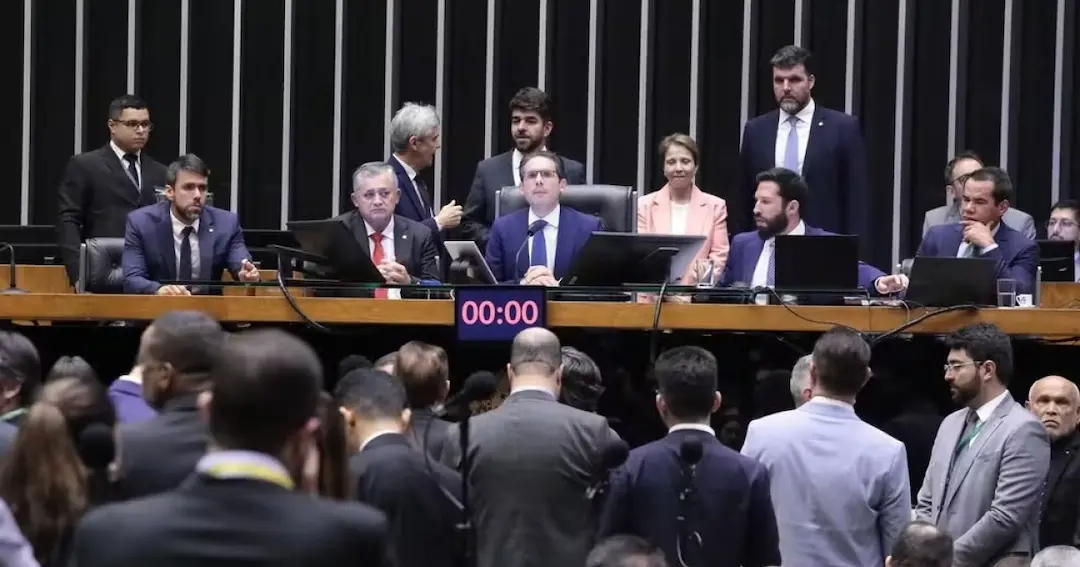 Urgência para projeto da anistia está completando um mês desde que foi aprovada, mas votação foi novamente adiada