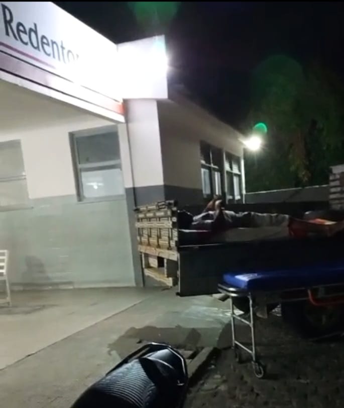 Cena Inusitada no HCR de Itapetinga Ganha as Redes: Paciente Chega  em Carroceria de Caminhonete