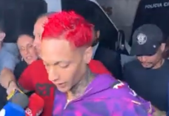 Rapper Oruam se entrega à Polícia Civil do Rio após ter prisão preventiva decretada
