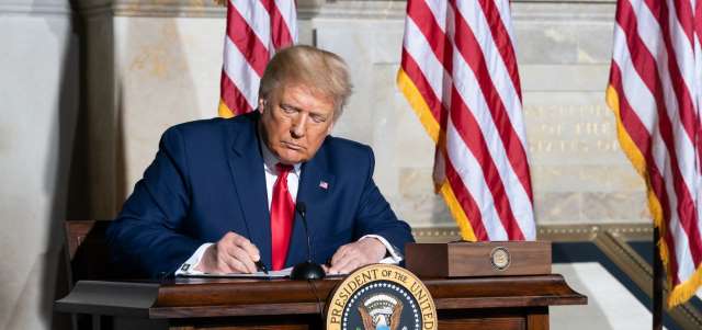 Trump anuncia novas tarifas de até 40% contra 13 países e amplia prazo para negociações