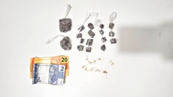 Ação policial resulta em apreensão de entorpecentes na Vila Riachão em Itapetinga