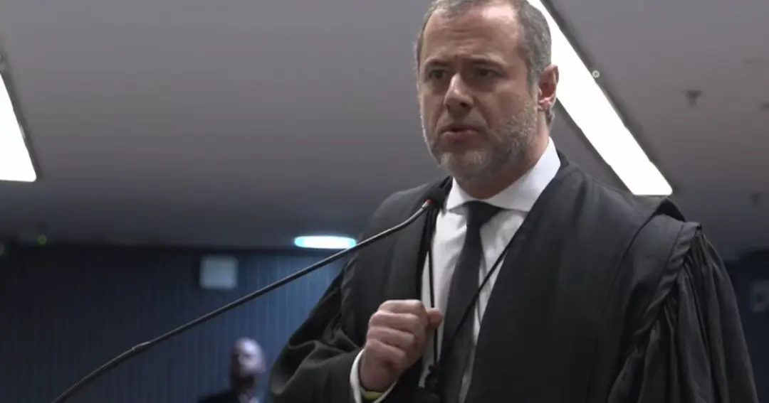 Defesa de Bolsonaro no STF alega ausência de violência e grave ameaça a democracia