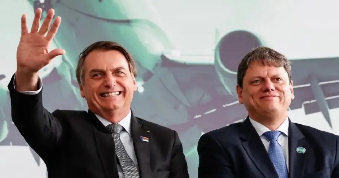 Site afirma que Bolsonaro teria concordado em apoiar Tarcísio de Freitas como candidato a presidente em 2026