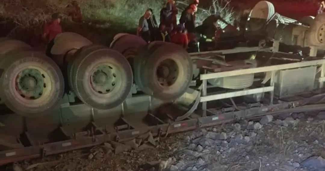 Caminhoneiro fica ferido após veículo tombar na BA-262