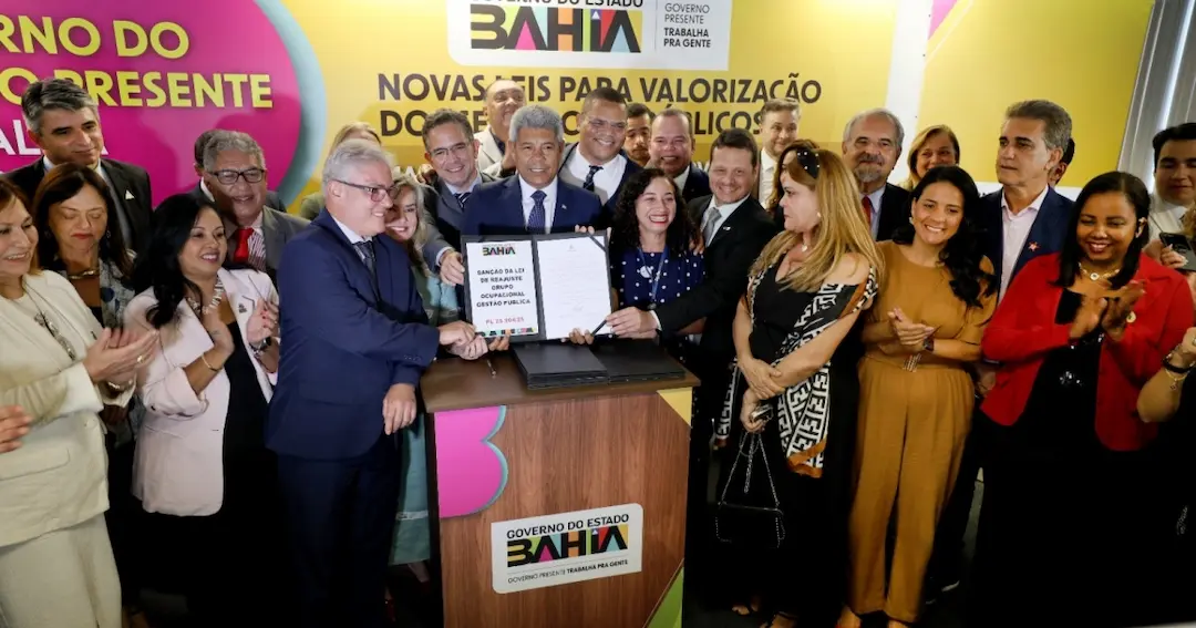 Jerônimo sanciona leis que garantem reajustes salariais para 45 mil servidores públicos da Bahia