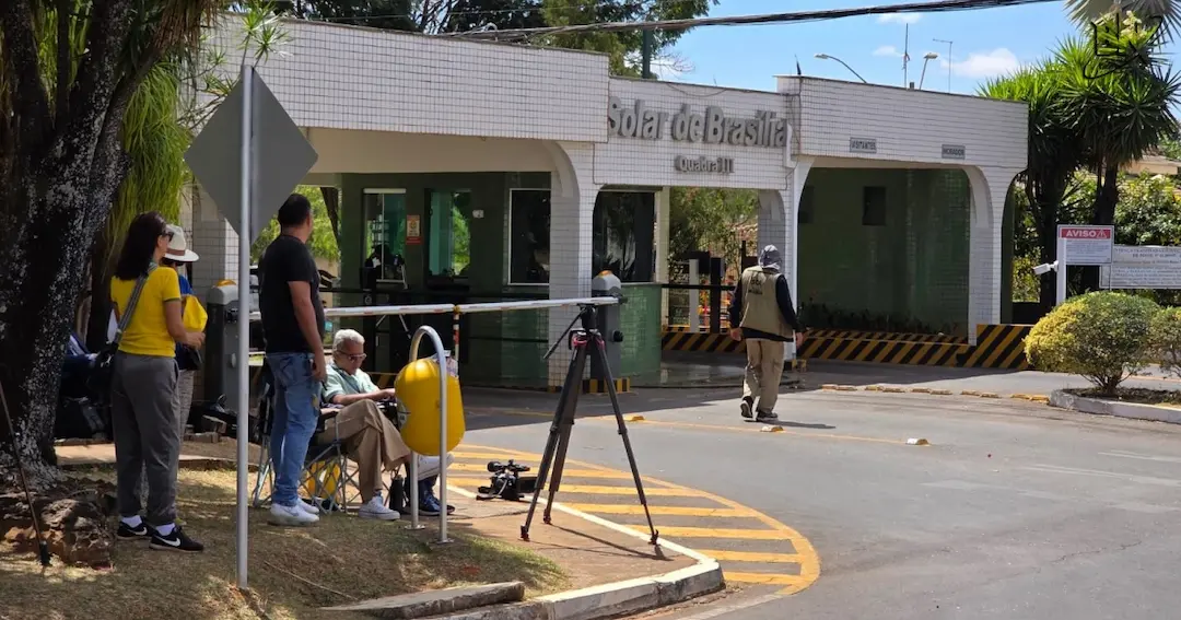 Bolsonaro acompanhou em casa inicio do julgamento junto com três filhos; Michelle foi para a sede do PL