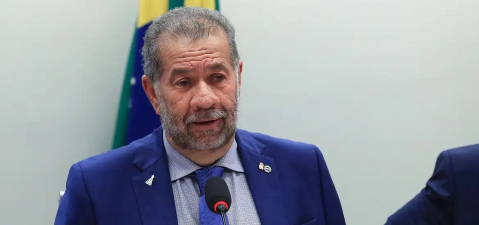 Carlos Lupi nega envolvimento em fraudes no INSS durante depoimento à CPI