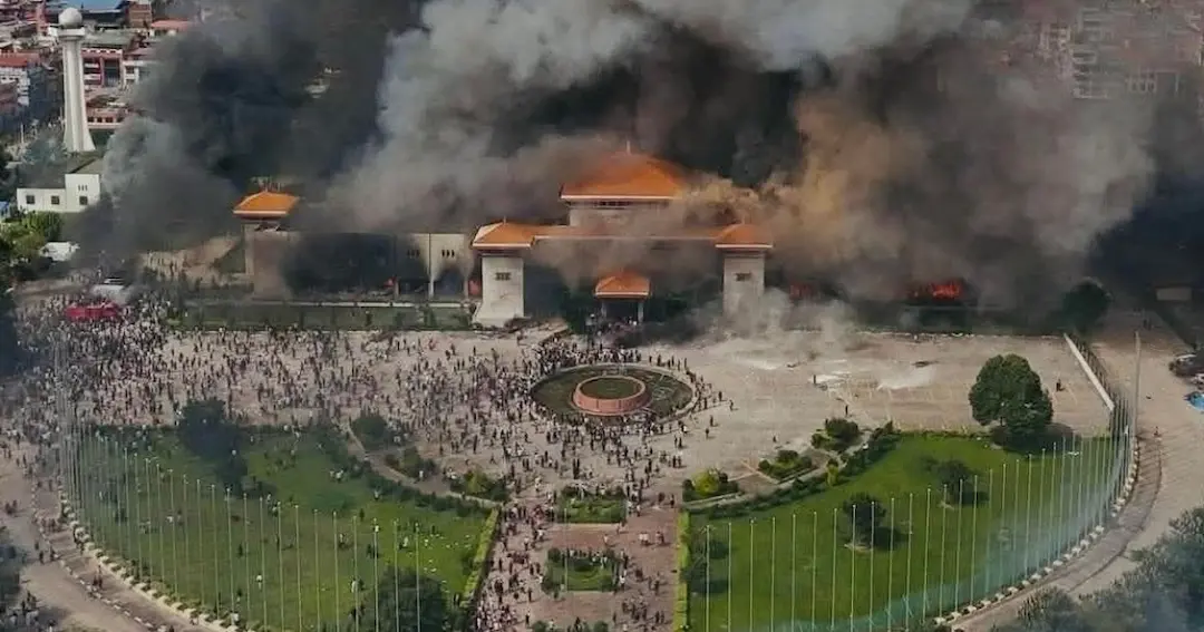 Esposa de ex-primeiro-ministro é queimada viva em protestos no Nepal; país enfrenta mortes, renúncia de premiê e ataques