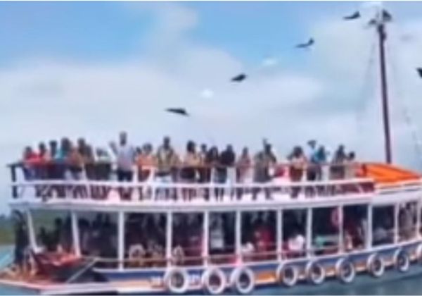 Embarcação passa por cima de canoa com pescadores e criança na Bahia