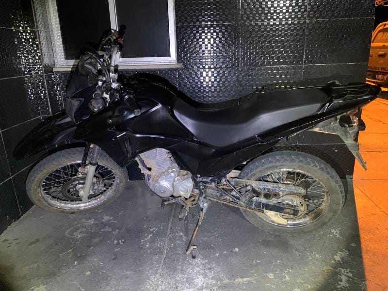 Guarnição da 8ª CIPM Recupera Motocicleta Furtada e Apreende Drogas em Itapetinga