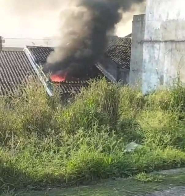 Incêndio destrói residência no bairro Quintas do Morumbi, em Itapetinga