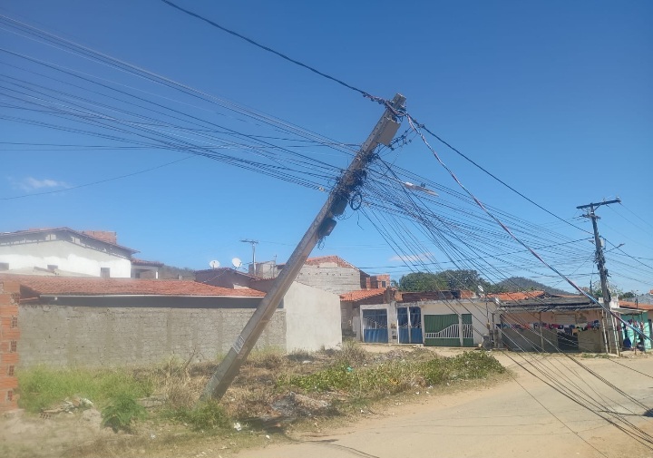 Poste danificado após colisão de caminhão preocupa comunidade do Quintas do Sul em Itapetinga