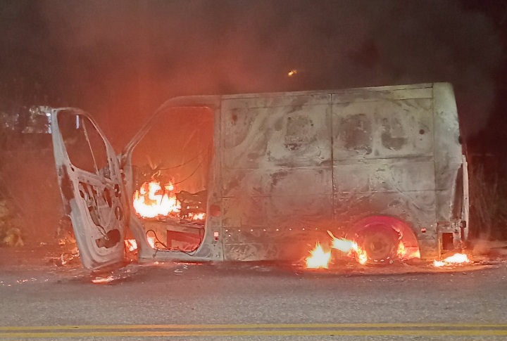 Ambulância pega fogo no perímetro urbano de Itapetinga