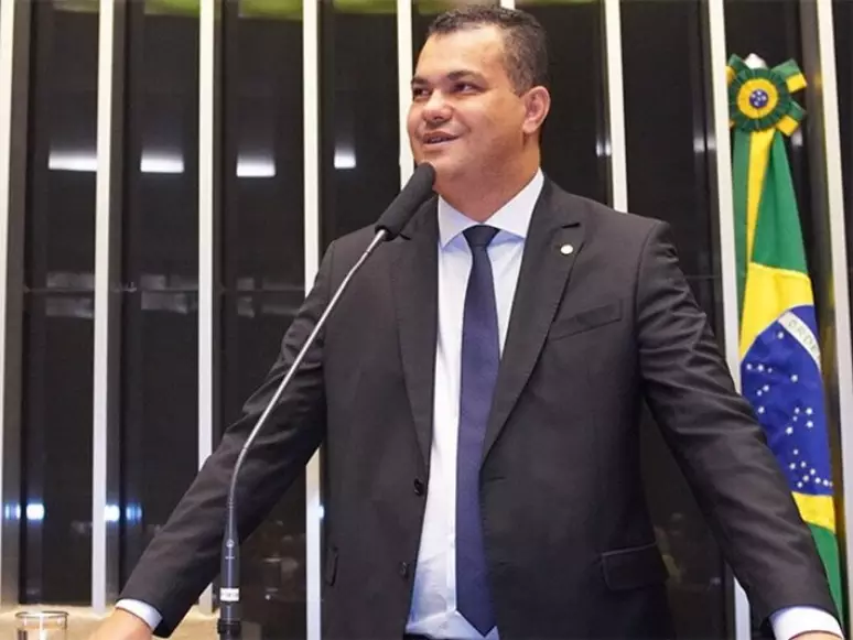 PF cumpre busca e apreensão contra deputado federal do União Brasil da Bahia durante embarque no aeroporto
