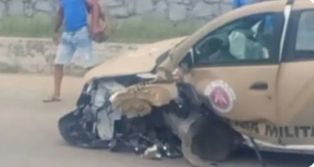 Policial militar sofre mal súbito e colide viatura em árvore em Feira de Santana