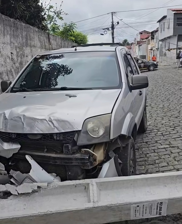 Itapetinga: motorista sai ilesa após colisão que derrubou dois postes no bairro Clodoaldo Costa
