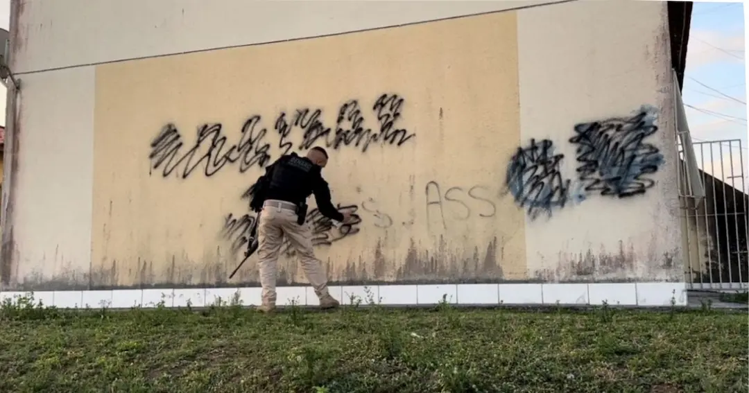 Ação da Polícia Civil reforça presença do Estado e combate símbolos de facções em Feira de Santana