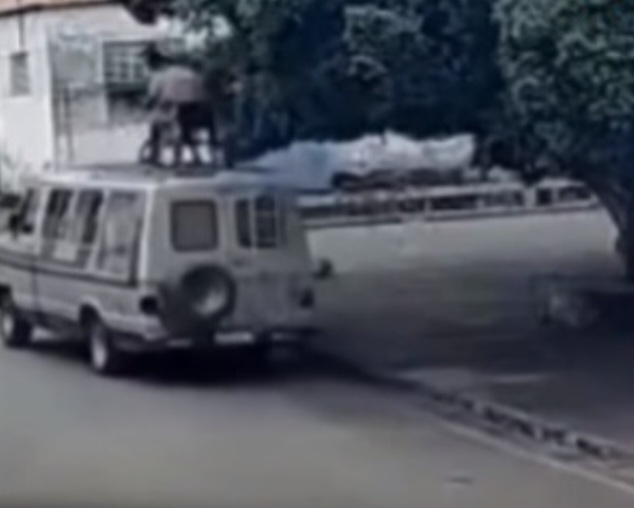 Cena arriscada: homem em cadeira de rodas viaja no teto de veículo em Conceição do Coité  na Bahia