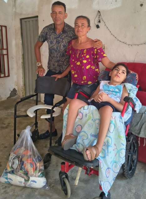 Itapetinga:  Líder comunitário Ualas do Gás visita família no Américo Nogueira e doa cadeira de banho e cesta básica