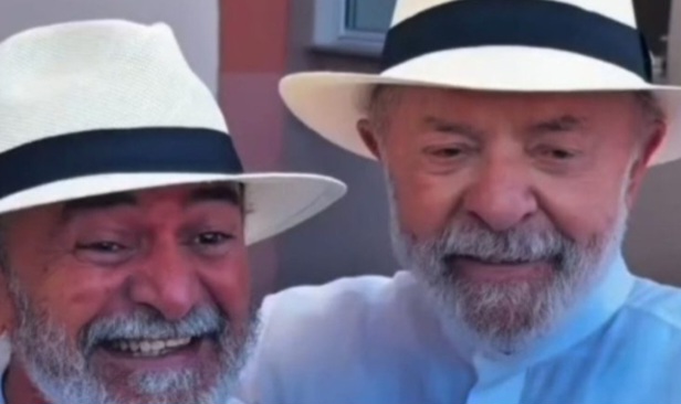 Lula brinca com boato de clone e posa com sósia em Alagoas