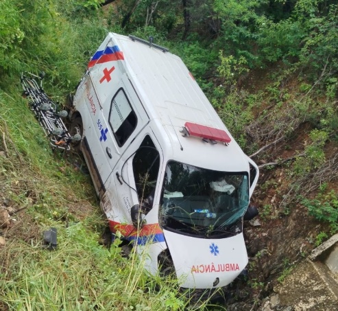 Ambulância sai da pista após colisão e cai em ribanceira no sudoeste da Bahia