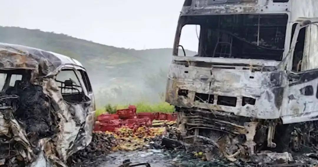 Acidente com van e caminhão deixa primos mortos no sudoeste da Bahia