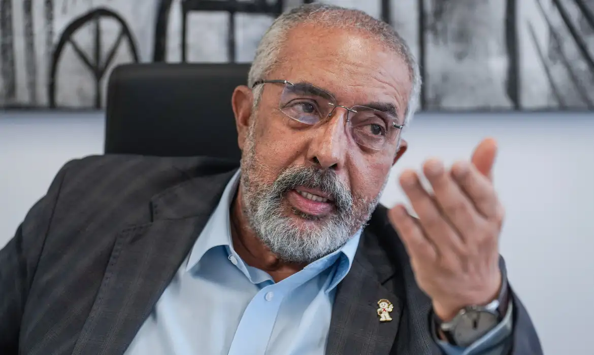 Não há mais razão para manter escala 6×1 e jornada de 44h, diz senador