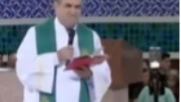 Padre critica uso da fé para disputa de poder durante missa em Aparecida