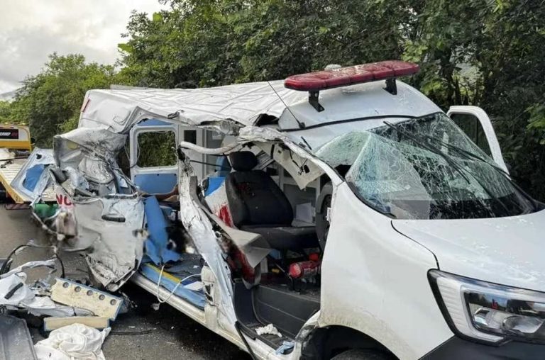 Médico, técnica de enfermagem e acompanhante morrem após ambulância colidir com caminhão na BR-101