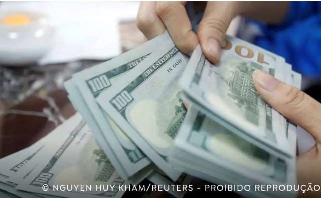 Dólar cai 1,6% e fecha em R$ 5,23 com alívio externo