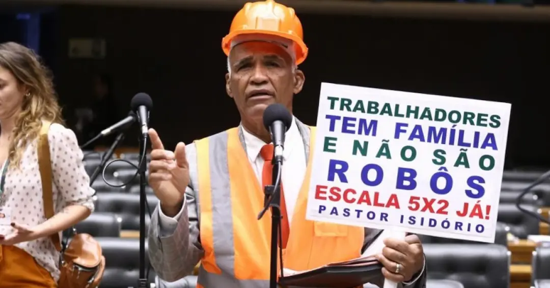 Pastor Sargento Isidório, vestido como operário, defende implantação da jornada semanal de trabalho 5×2 no país