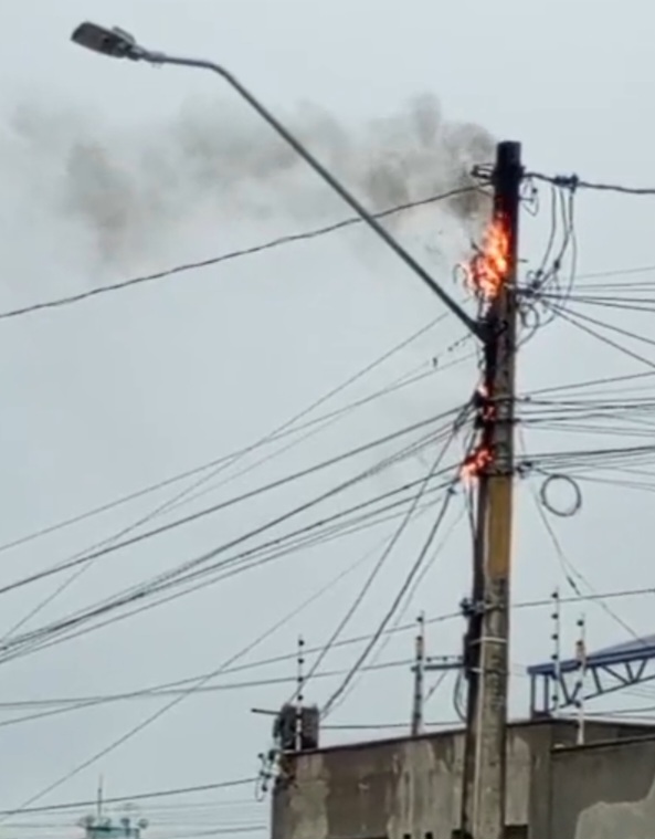Poste de energia elétrica em chamas na Avenida Izai Amorim coloca pedestres e motoristas em risco
