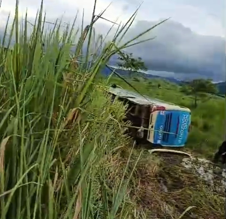 Ônibus sai da pista e tomba na BA-270, entre Potiraguá e Itapetinga