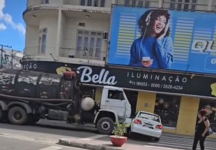 Caminhão empurra carro por vários metros no centro de Jequié