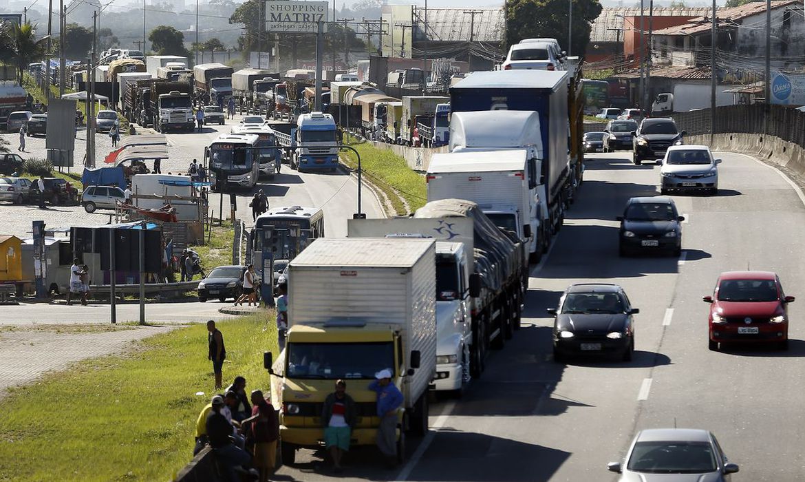 Governo anuncia medidas para evitar greve de caminhoneiros e conter crise no abastecimento
